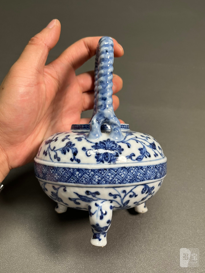 清乾隆  青花缠枝莲纹小盉壶（带木座） - 图9
